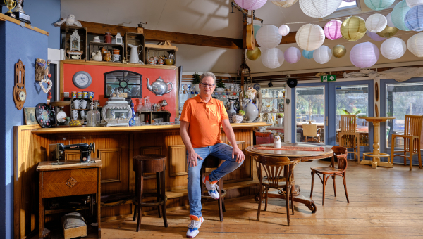 Bastiaan in Café Hoezo Anders