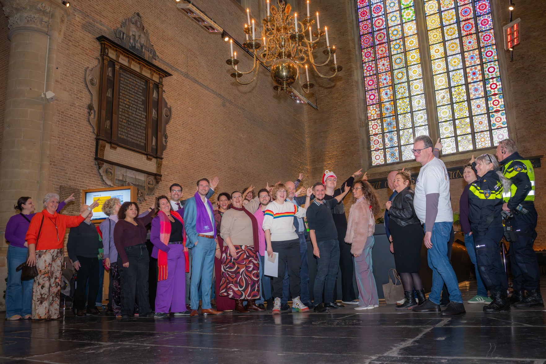 Groep genodigden in Grote Kerk na ontvangst paneel