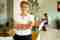 Persoon in ruimte met tafels